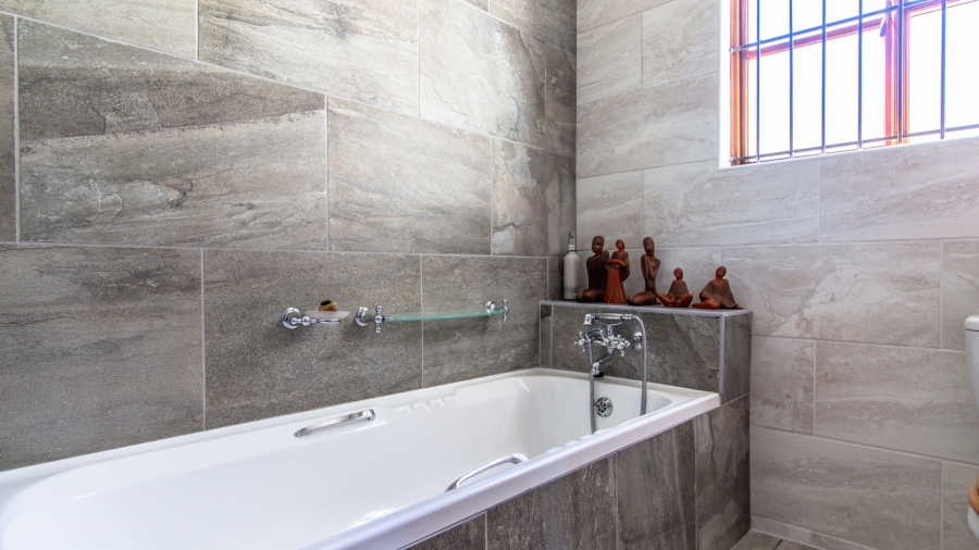 5 Bedroom Property for Sale in Long Acres Country Estate Western Cape